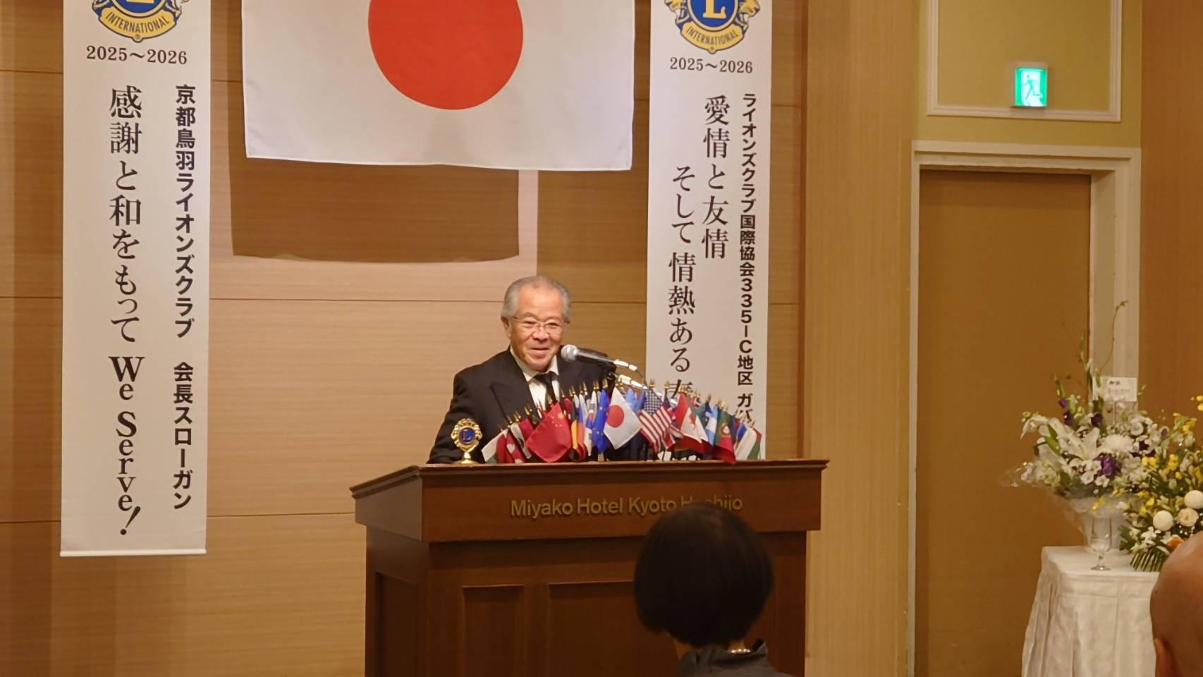 ��R�U��